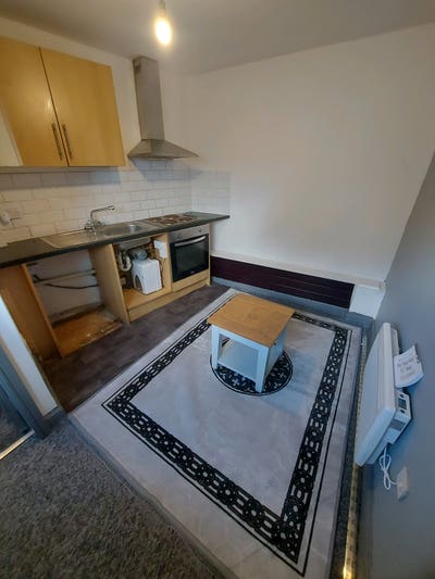 Self contained ground floor flat,seperate entranc Main Photo