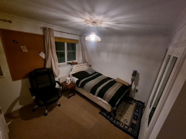 Modern double en suite room in friendly central to Main Photo
