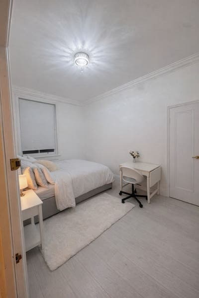 Double Bedroom - Palace Gate, Kensington W8 Main Photo