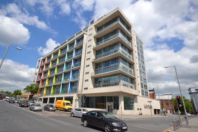 Single Ensuite Room Available in Two-Bedroom Flat Main Photo