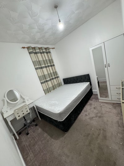 Double bedroom/ Bed space - 1G3 area near station  Main Photo