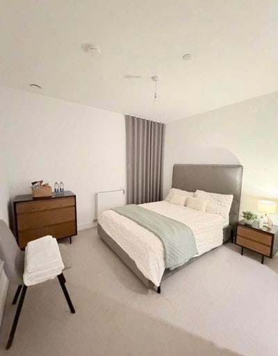 Modern ensuite room at barking Main Photo
