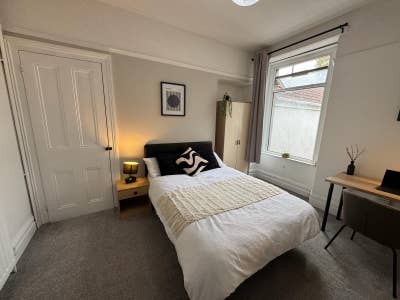 Recently refurbished rooms / All Bills Included  Main Photo