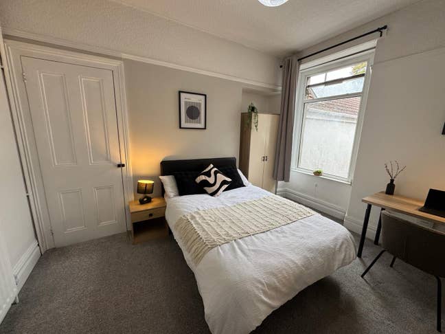 Recently refurbished rooms / All Bills Included  Main Photo