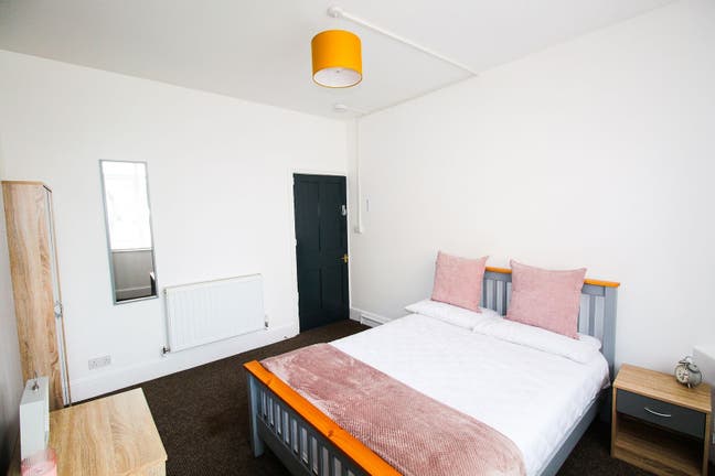 🏡 Spacious Double Room in Shared Residence Main Photo