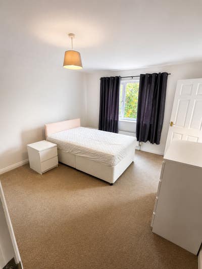 Dock Road -Double Room  with own shower available  Main Photo