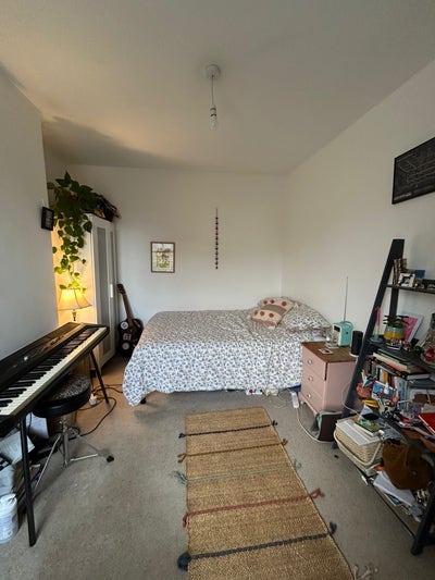 Bright sunny double room in friendly shared house! Main Photo