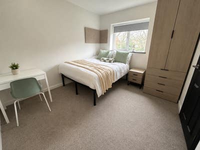 Double en-suite room with parking bills INC Arnold Main Photo
