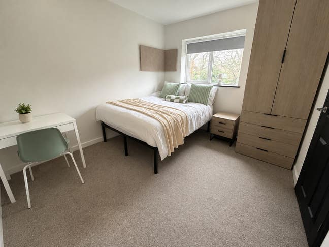 Double en-suite room with parking bills INC Arnold Main Photo