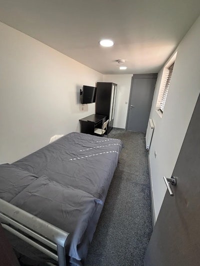 Charming en-suite room available. offer! 🔥  Main Photo