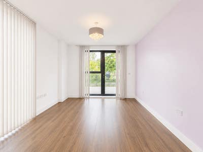 2 bedroom property in Watford, Available Now! Main Photo