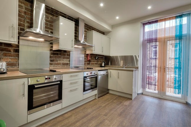 Rooms available in fantastic 6 bedroom house! Main Photo