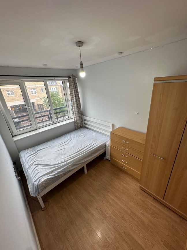 10Mins to Canary Wharf - Double Rooms in E14 Main Photo
