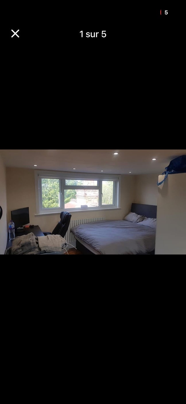 Spacious room,private lounge area and en suite Main Photo