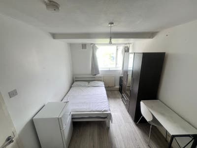 Bright spacious double bedroom available in E3 4JF Main Photo