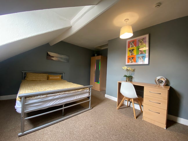 Spacious Top Floor Furnished Double Room, St Johns Main Photo