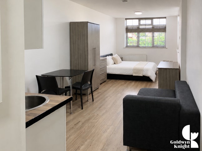 Spacious Studio - Burnside Road RM8 Main Photo