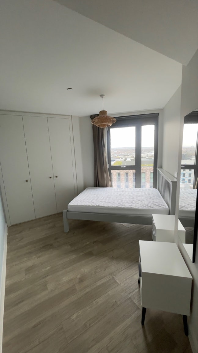 Spacious double room on 13th floor  Main Photo