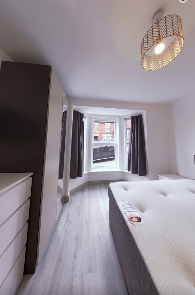 Spacious Double Room with En-suit in a 4 bed House Main Photo