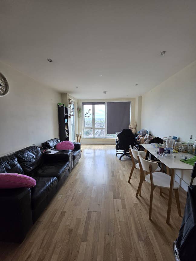 Looking for flatmates  Main Photo