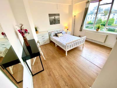 Spacious bright room near Paddington Main Photo