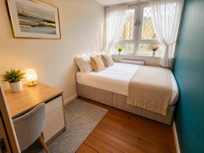 Sunlit Room in E14 | Move In Today &pound;770 Offer now  Main Photo