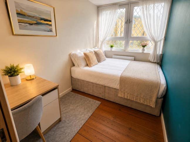 Sunlit Room in E14 | Move In Today &pound;770 Offer now  Main Photo