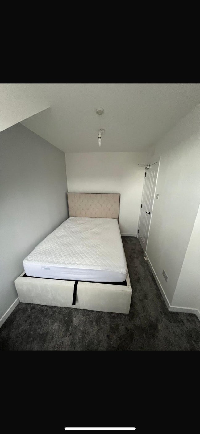 Modern room within furnished flat  Main Photo