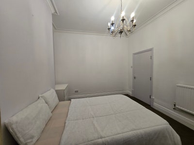 ***Large Double room in town centre** Main Photo