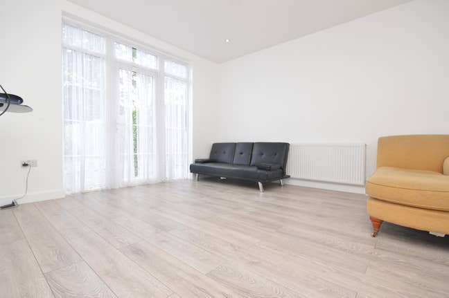 4 Bedroom Semi-detached House - Chigwell  Main Photo