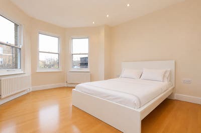 🔥 3 Rooms Available in Greenwich – Act Fast! 🔥 Main Photo