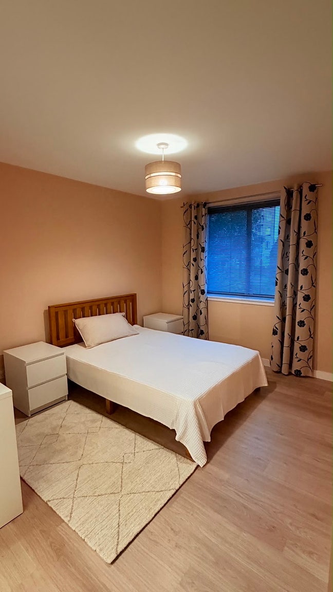 Newly renovated room with en-suite in Crewe Toll Main Photo