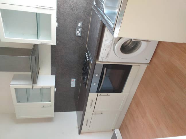 8 Minutes walk from Surbiton Station large studio  Main Photo
