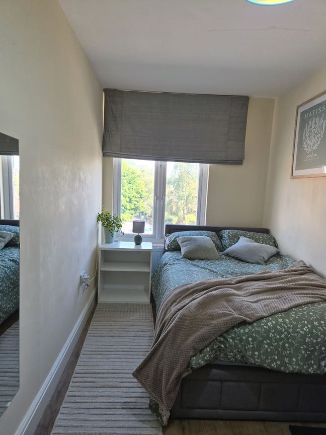 Bright Double Room | 3 Min Walk to Oval Station |  Main Photo