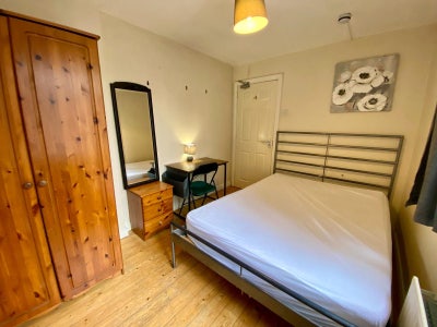 2X Ensuite Rooms Beside City Hospital  Main Photo