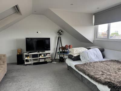 Spacious Double Bedroom  Main Photo