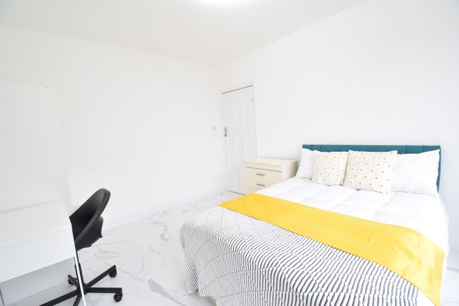 Modern Double Room – Close to Transport! Main Photo