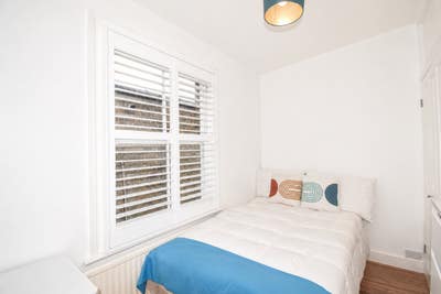 Move-In Ready Room with Fast Transport Links Main Photo