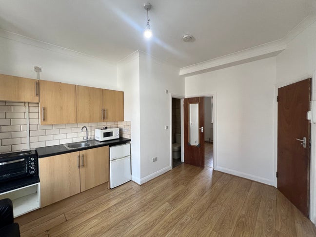 Unique Studio with Separate Double Bedroom –Ilford Main Photo