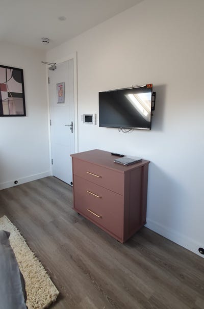 Modern ensuites, 3 mins from Train Station Main Photo