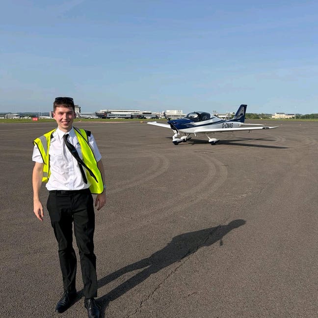 21-yo Student Pilot seeking double ensuite  room Main Photo