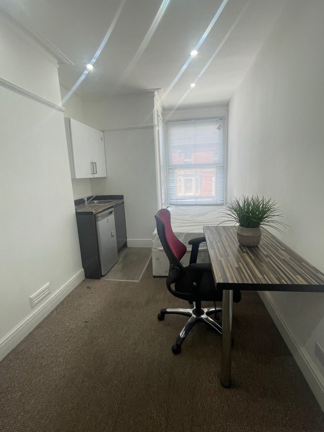 Lovely Double Room w/Kitchenette RG1 Main Photo