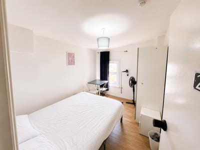  ✨🏠 Mile End/ Bow Double Room Prime Area🏠  Main Photo