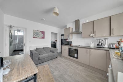 Double Room Available - Fraser St. BB10 Main Photo