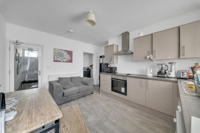 Double Room Available - Fraser St. BB10 Main Photo