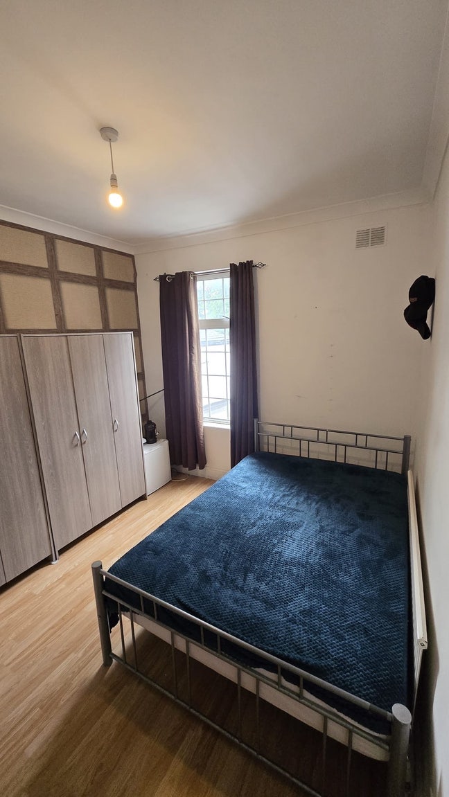 Cousy double room with large wardrobe and TV. Main Photo