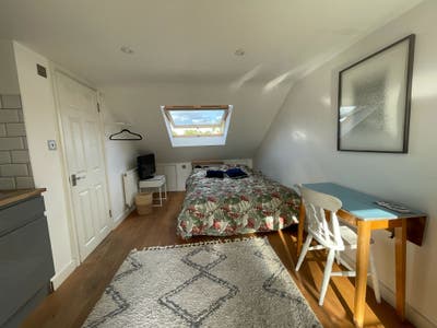 Bright king size room, with ensuite, kitchenette Main Photo