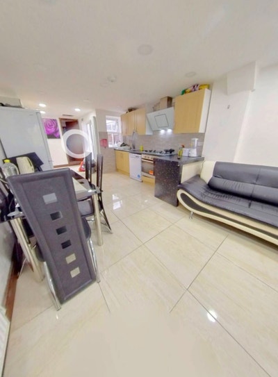 5 Ensuite Rooms available in 6 Bed House Main Photo