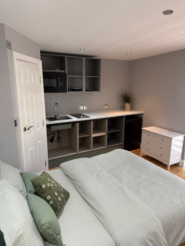 Studio rooms available Main Photo