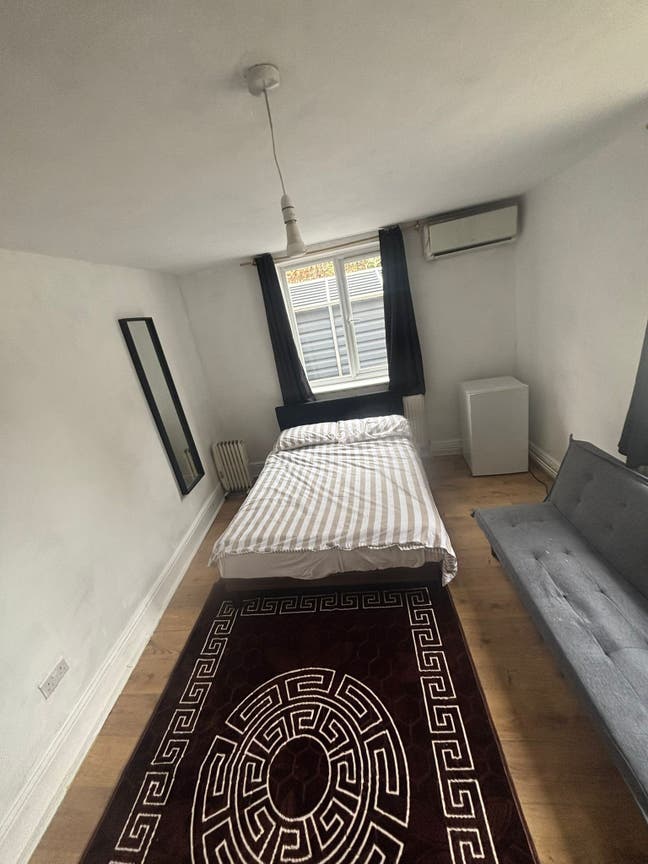 Spacious Large Double room in Queens Park Main Photo